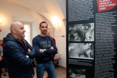 otvoritev razstave plamen upanja v Postojnski jami (21)